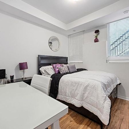 トロントBeautiful Townhouse Near Yorkdale Mall, Wilson Subwayアパートメント エクステリア 写真