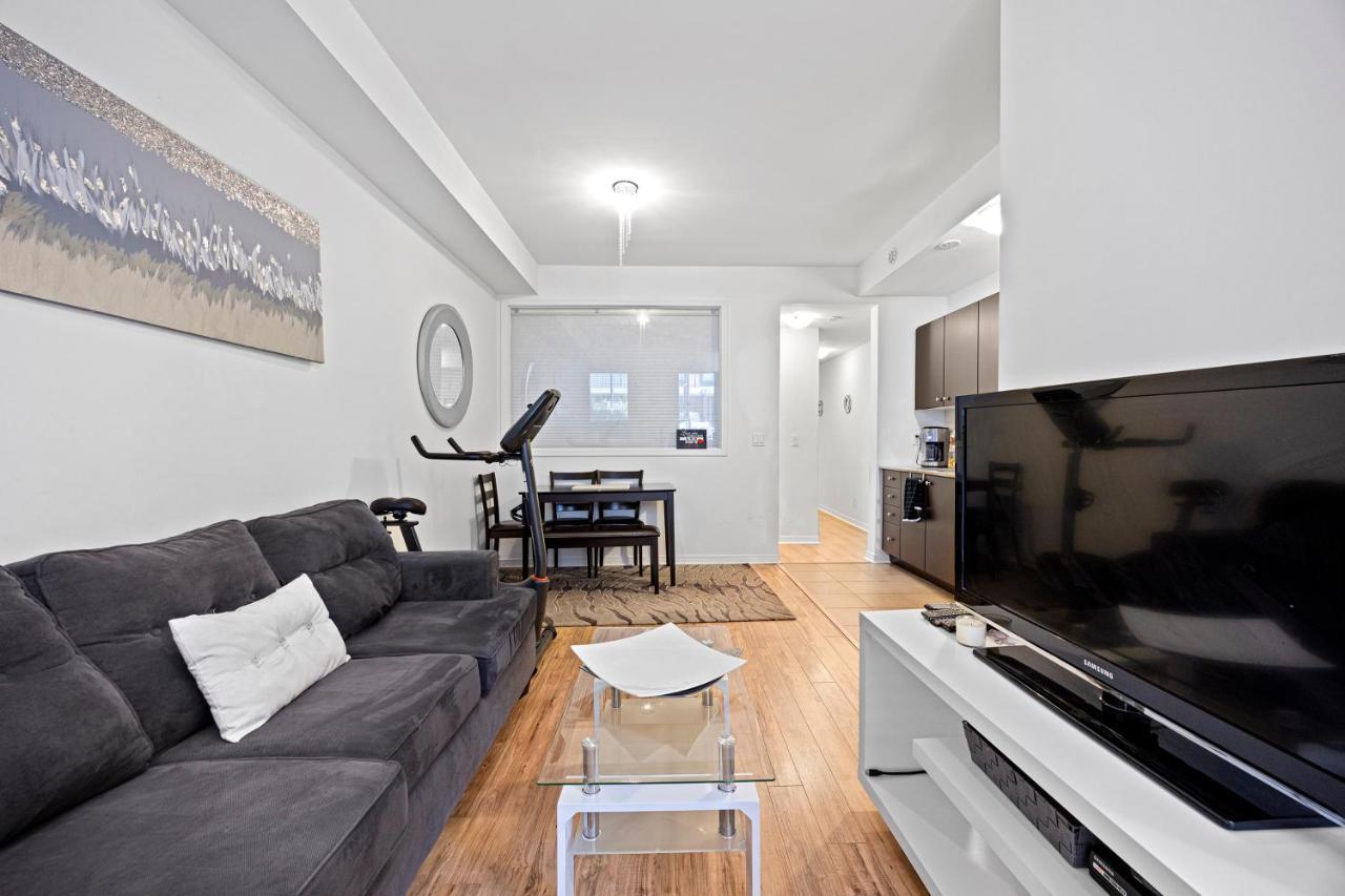 トロントBeautiful Townhouse Near Yorkdale Mall, Wilson Subwayアパートメント エクステリア 写真