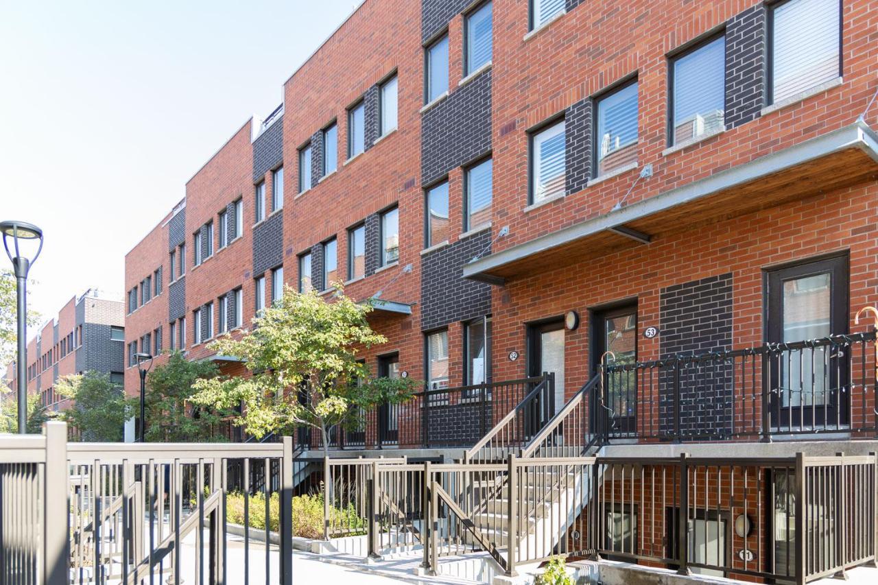 トロントBeautiful Townhouse Near Yorkdale Mall, Wilson Subwayアパートメント エクステリア 写真