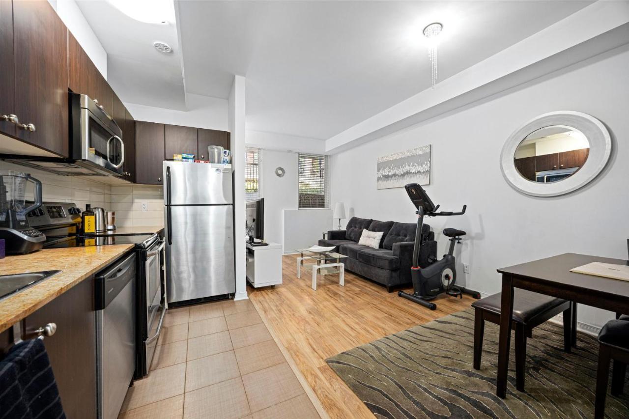 トロントBeautiful Townhouse Near Yorkdale Mall, Wilson Subwayアパートメント エクステリア 写真