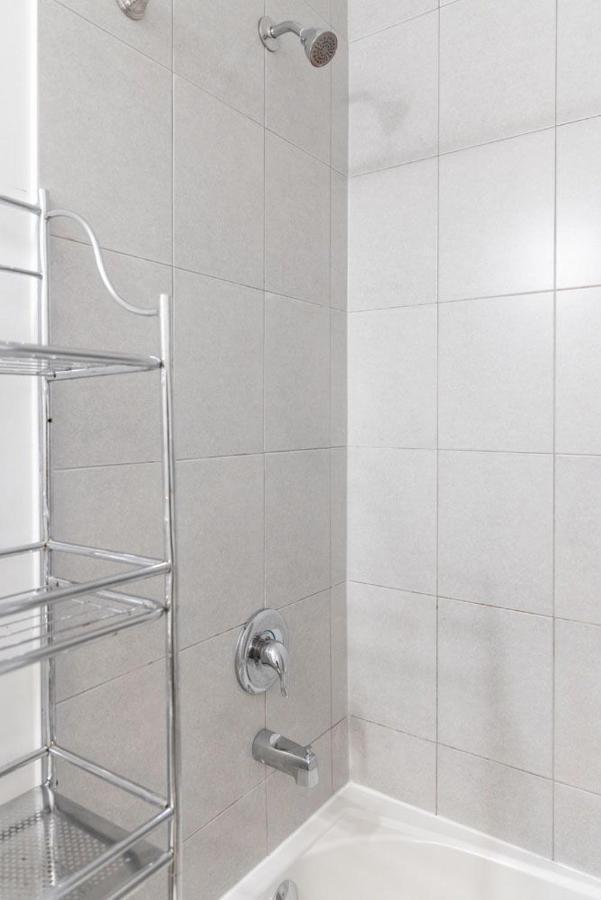 トロントBeautiful Townhouse Near Yorkdale Mall, Wilson Subwayアパートメント エクステリア 写真
