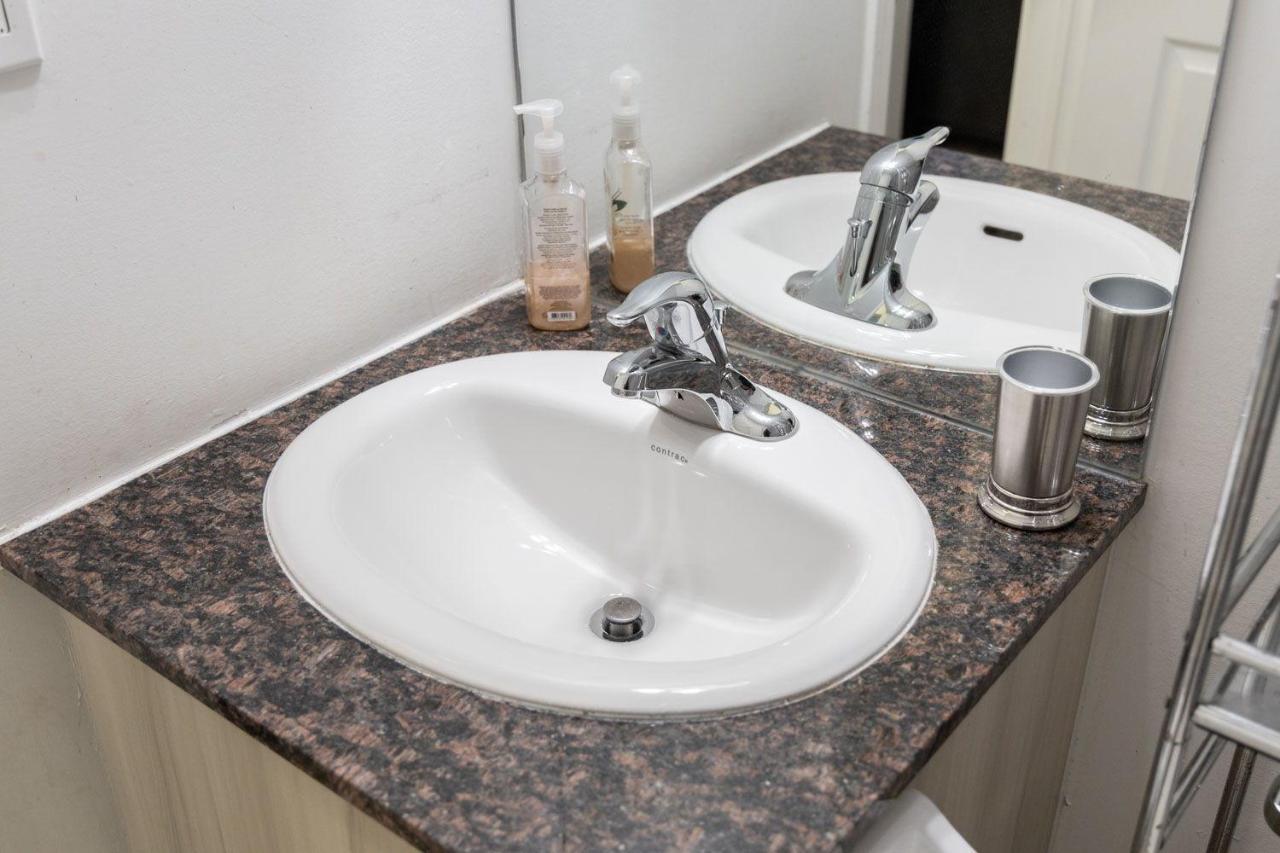 トロントBeautiful Townhouse Near Yorkdale Mall, Wilson Subwayアパートメント エクステリア 写真