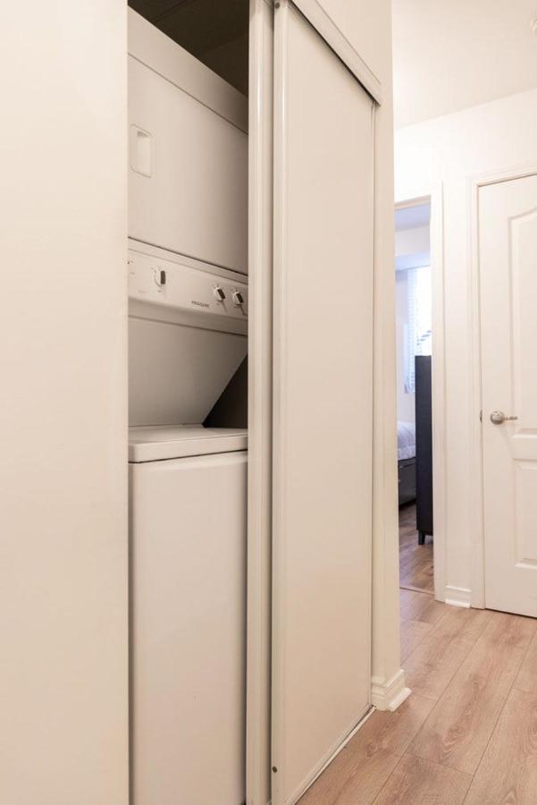 トロントBeautiful Townhouse Near Yorkdale Mall, Wilson Subwayアパートメント エクステリア 写真