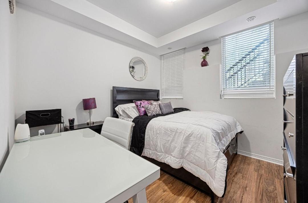 トロントBeautiful Townhouse Near Yorkdale Mall, Wilson Subwayアパートメント エクステリア 写真