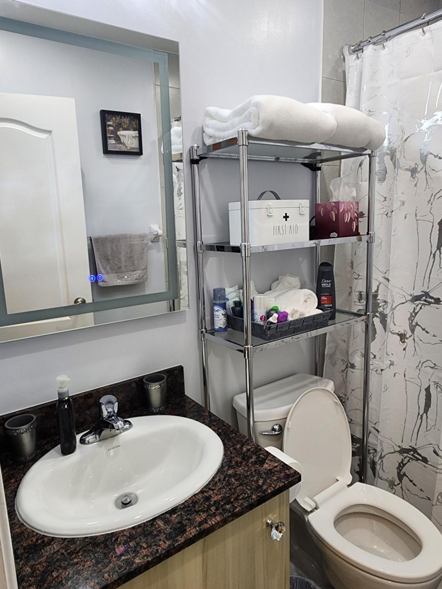 トロントBeautiful Townhouse Near Yorkdale Mall, Wilson Subwayアパートメント エクステリア 写真