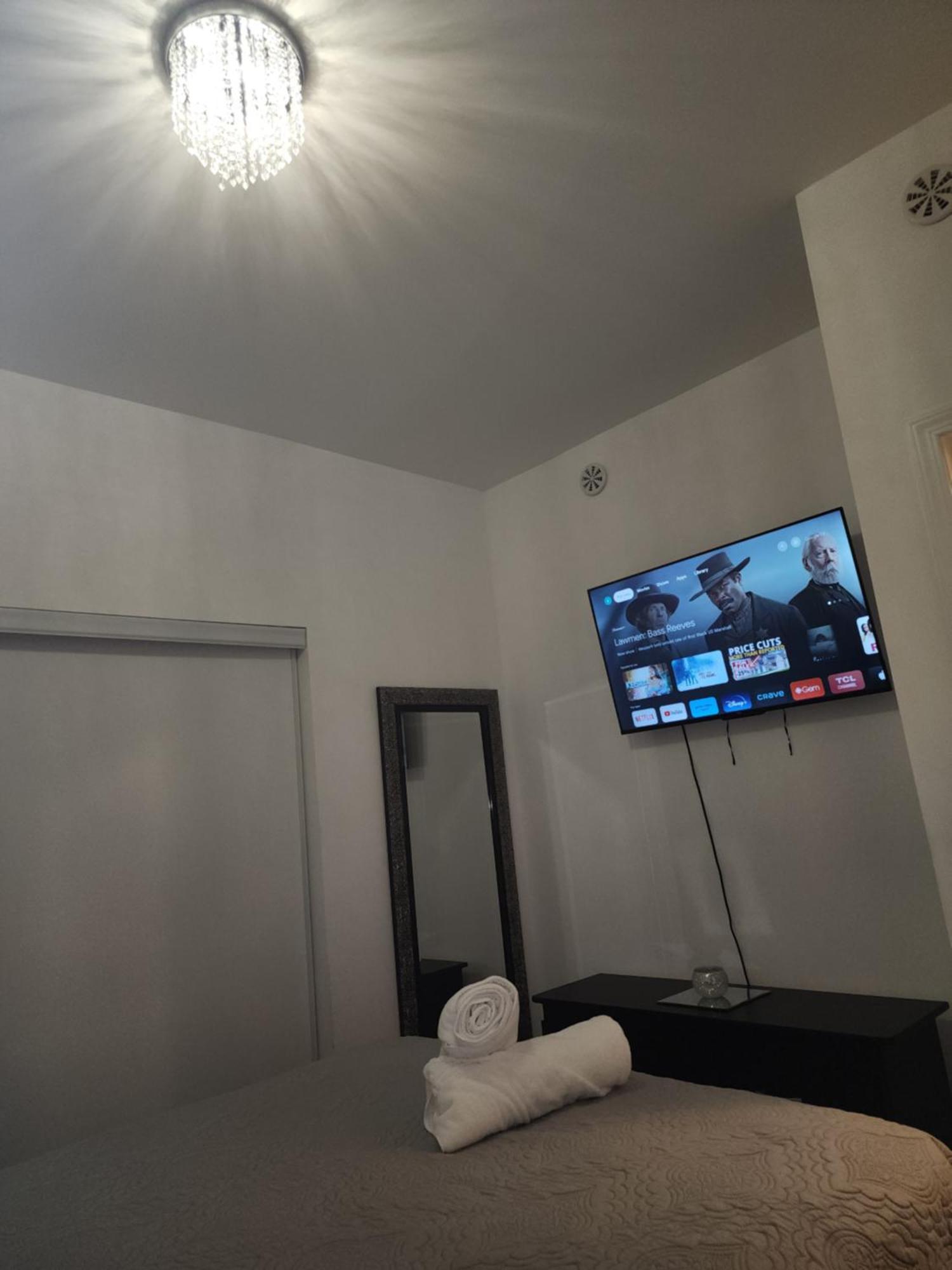 トロントBeautiful Townhouse Near Yorkdale Mall, Wilson Subwayアパートメント エクステリア 写真