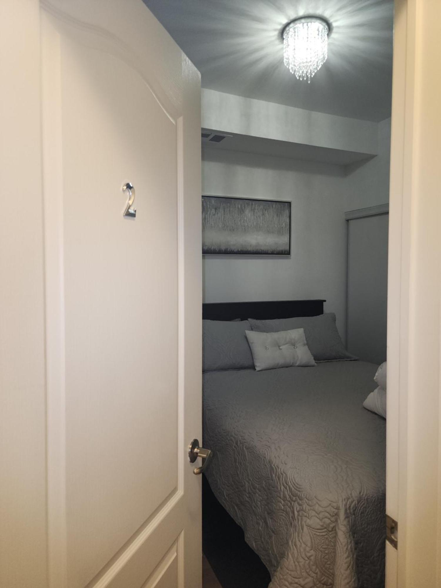 トロントBeautiful Townhouse Near Yorkdale Mall, Wilson Subwayアパートメント エクステリア 写真