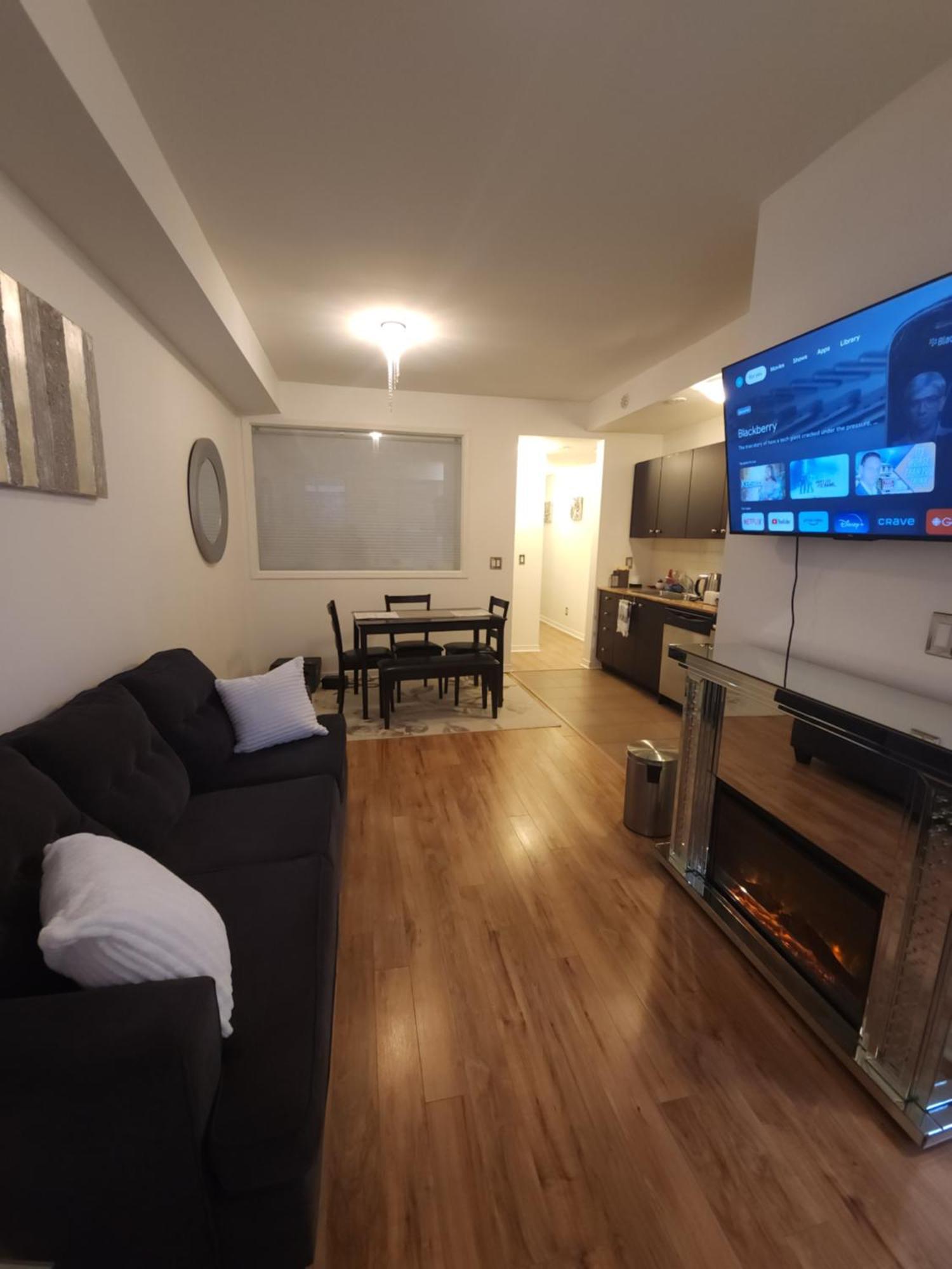 トロントBeautiful Townhouse Near Yorkdale Mall, Wilson Subwayアパートメント エクステリア 写真