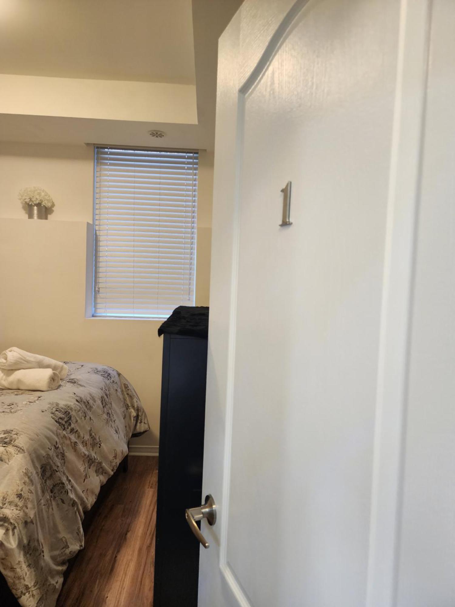 トロントBeautiful Townhouse Near Yorkdale Mall, Wilson Subwayアパートメント エクステリア 写真