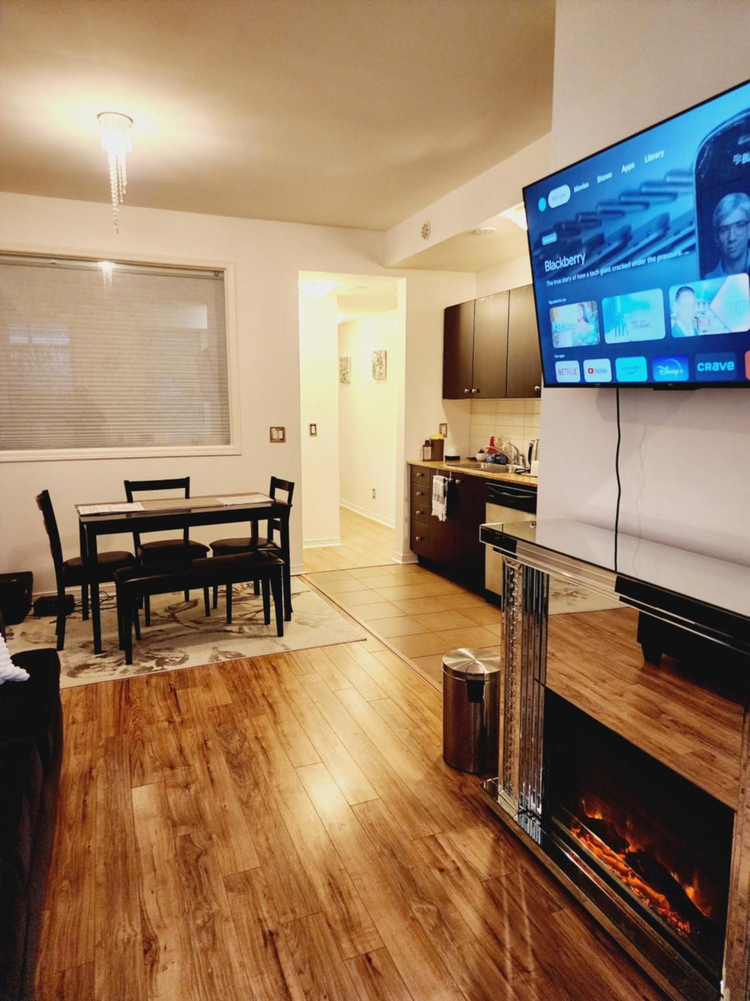トロントBeautiful Townhouse Near Yorkdale Mall, Wilson Subwayアパートメント エクステリア 写真